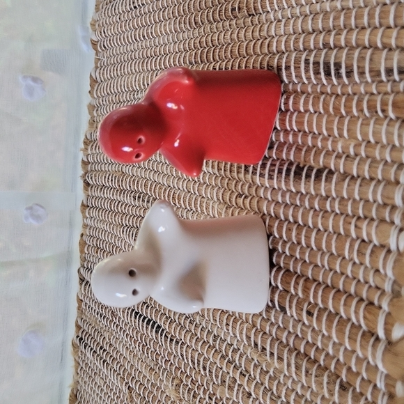 Spooky unique HUGGING ghost SALT & PEPPER shaper - Picture 3 of 4